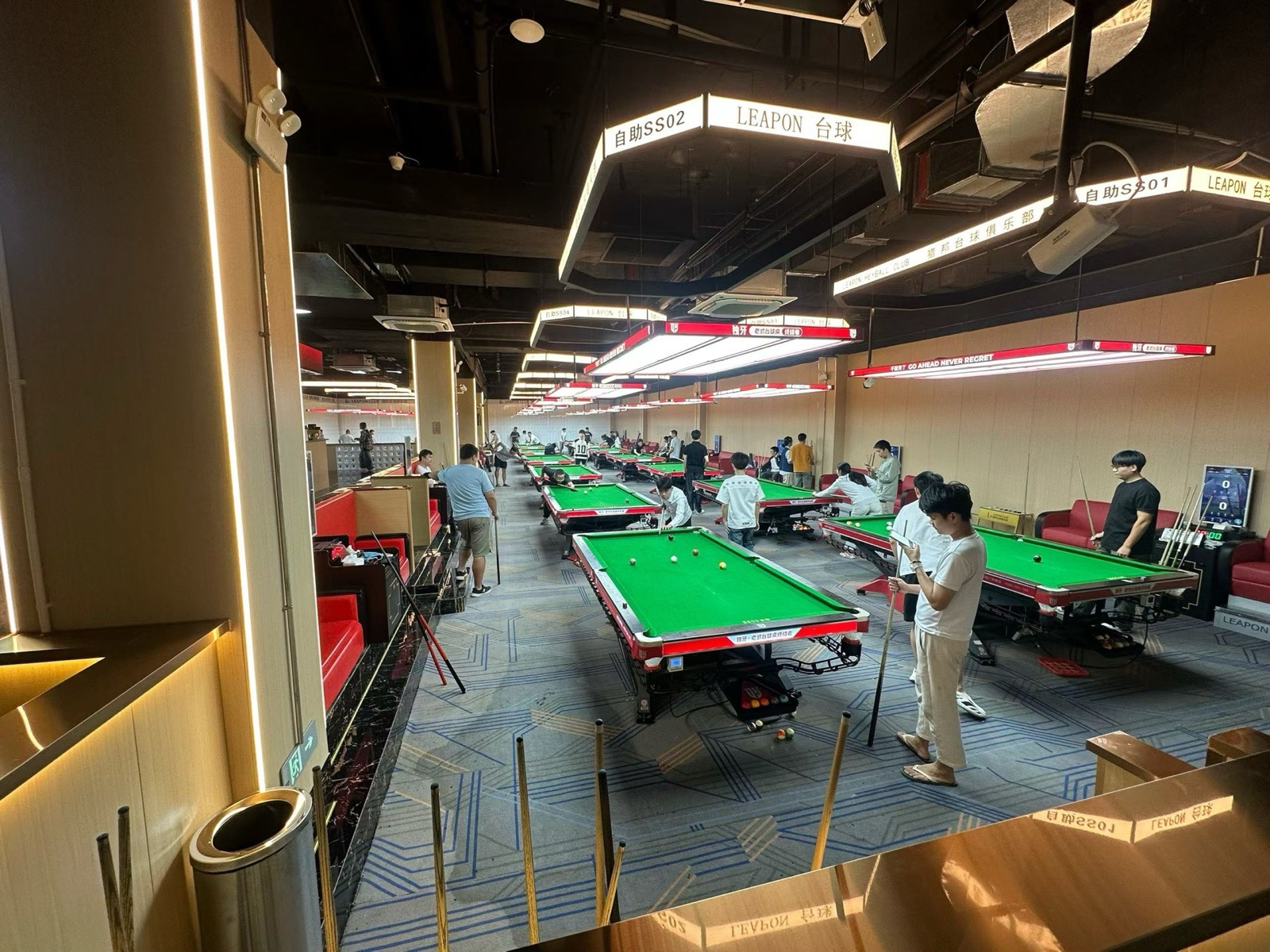 猎邦台球俱乐部热闹的球友社群实景